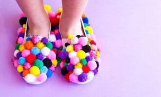 Как сшить обувь с помпонами, чтобы скрасить школьные каникулы