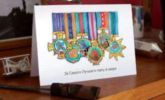 Как сделать открытку ко Дню отца с набором медалей "Мой герой"